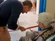 La signora Lucia, 103 anni tra pochi giorni, taglia il nastro inaugurale insieme con il direttore Luca Belvolto