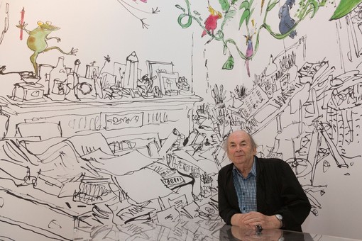 Quentin Blake posa davanti a un'illustrazione del suo studio presso la House of Illustration di King's Cross Quentin Blake posa davanti a un'illustrazione del suo studio presso la House of Illustration di King's Cross