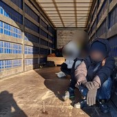 Sosta con sorpresa per un camionista sulla A6: nascosti nel rimorchio trova undici giovani migranti
