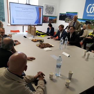 Il tavolo nella sala multimediale dell'outdoor