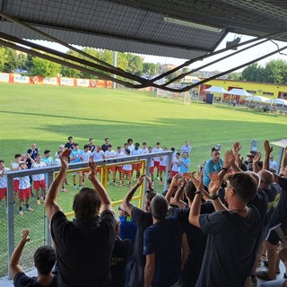 I giocatori del Bra sotto la gradinata degli ultras giallorossi