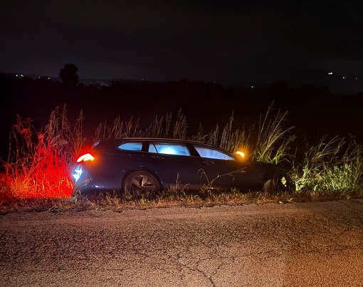 L'auto finita fuori strada dopo l'investimento dei cinghiali