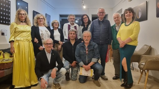 In foto Tonino Strumia insieme agli amici del Caffè letterario di Albedo