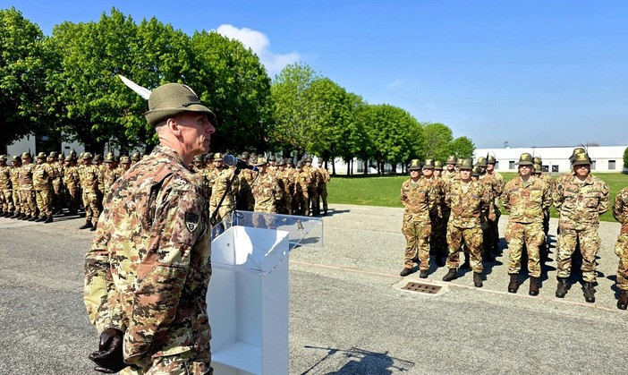 Il comandante delle truppe alpine Risi in visita al Secondo reggimento Alpini di Cuneo