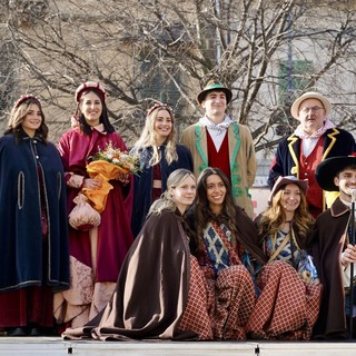 Il gruppo delle maschere di Saluzzo con la nuova Castellana