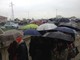 Una fiumana di fan sotto la pioggia per assicurarsi un posto al concerto di Ligabue