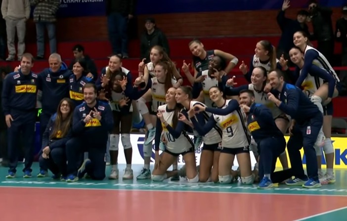 Le Azzurrine festeggiano la vittoria contro il Portorico Le Azzurrine festeggiano la vittoria contro il Portorico