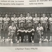La squadra dell'Alpitour Traco 1994/1995 nata dall'accordo tra Silvio Berlusconi ed il Cuneo VBC in seguito alla cessione del Milan Volley (Foto tratta dal libro &quot;50 anni di storia... e di gloria&quot;)