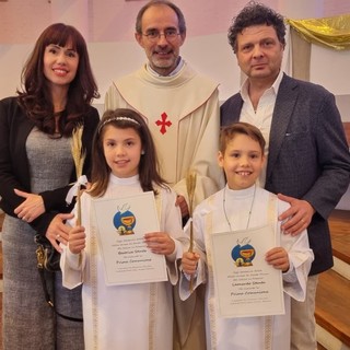 I piccoli Leonardo e Beatrice Stenta con i genitori e don Damiano
