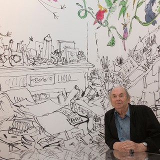 Quentin Blake posa davanti a un'illustrazione del suo studio presso la House of Illustration di King's Cross Quentin Blake posa davanti a un'illustrazione del suo studio presso la House of Illustration di King's Cross