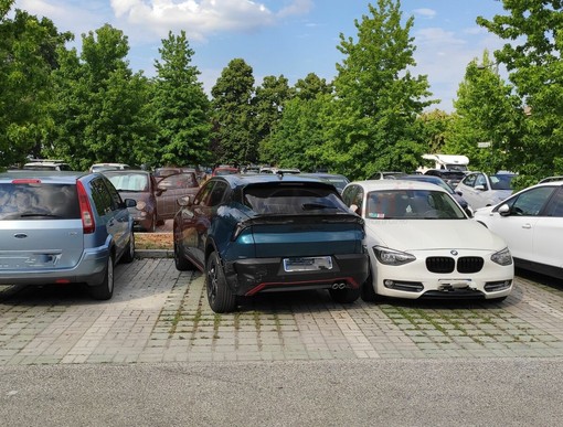 Un urto così forte da arrivare a spostarla: dopo una giornata di lavoro si ritrova con l'auto danneggiata Un urto così forte da arrivare a spostarla: dopo una giornata di lavoro si ritrova con l'auto danneggiata