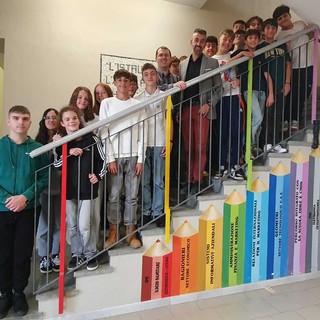 Al centro Danilo Guerra, dirigente del "Denina Pellico Rivoira", con il referente Marco Rinaldi e alcuni studenti dell'Istituto superiore Al centro Danilo Guerra, dirigente del "Denina Pellico Rivoira", con il referente Marco Rinaldi e alcuni studenti dell'Istituto superiore