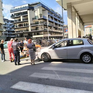 Pedone investito in centro a Cuneo, intervento di 118 e polizia locale Pedone investito in centro a Cuneo, intervento di 118 e polizia locale