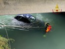 L'auto nel fiume durante il recupero