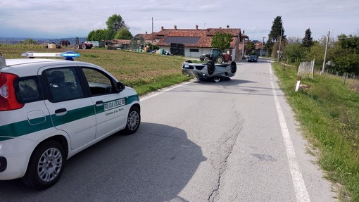 La Morra, mezzo pesante si ribalta in borgata Castagni