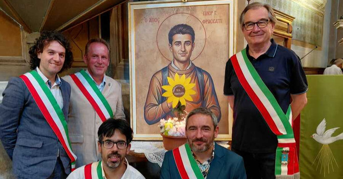 I sindaci con l'icona di San Pier Giorgio Frassati: in alto da sinistra Ivo Bussone (Valloriate), Paolo Bottero (Gaiola), Giacomo Doglio (Rittana), in basso da sinistra Manuel Guerra (Roccasparvera) e Loris Emanuel (Moiola) I sindaci con l'icona di San Pier Giorgio Frassati: in alto da sinistra Ivo Bussone (Valloriate), Paolo Bottero (Gaiola), Giacomo Doglio (Rittana), in basso da sinistra Manuel Guerra (Roccasparvera) e Loris Emanuel (Moiola)