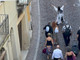 Una danzatrice in maschera sfila per le vie di Mondovì Piazza: è LiberTango [VIDEO]