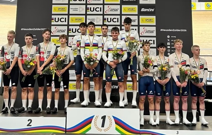 CICLISMO / Alberto Veglia trionfa nell’inseguimento a squadre ai Mondiali juniores e si mette al collo una meravigliosa medaglia d’oro CICLISMO / Alberto Veglia trionfa nell’inseguimento a squadre ai Mondiali juniores e si mette al collo una meravigliosa medaglia d’oro