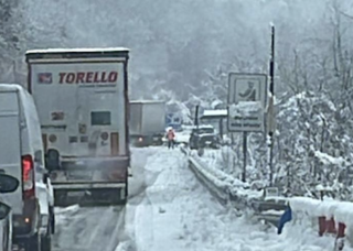 Tir intraversato ai Rocchini tra Nucetto e Ceva: disagi e code sulla statale 28
