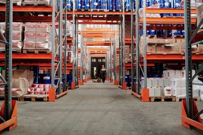 Impianti antincendio nei capannoni industriali: sprinkler, water mist o spegnimento a gas, come si sceglie il sistema giusto Impianti antincendio nei capannoni industriali: sprinkler, water mist o spegnimento a gas, come si sceglie il sistema giusto