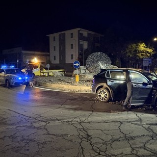 Incidente nella notte a Cuneo: auto si schianta contro la rotonda di corso De Gasperi