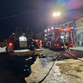Oltre 16 ore d’intervento da parte dei Vigili del fuoco nell’incendio divampato a San Michele di Prazzo [FOTO]