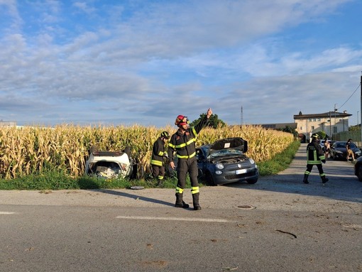 Incidente sulla statale 231 a Ronchi: due auto coinvolte, una finisce ribaltata in un campo Incidente sulla statale 231 a Ronchi: due auto coinvolte, una finisce ribaltata in un campo