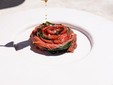 Carpaccio di Fassona piemontese con foglie di friggitelli, condito con salsa alla coreana con aglio orsino