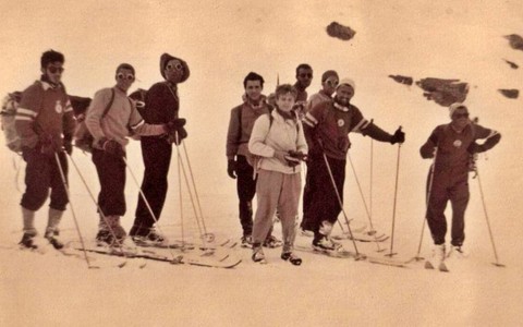 Il gruppo ai piedi del Monviso [Foto di Giusto Baudracco]