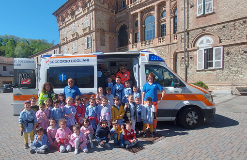 I bambini Arcobaleno della scuola dell'infanzia di Dogliani in visita alla sede dei volontari del soccorso