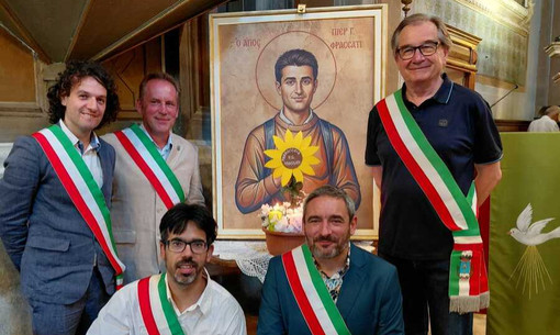 I sindaci con l'icona di San Pier Giorgio Frassati: in alto da sinistra Ivo Bussone (Valloriate), Paolo Bottero (Gaiola), Giacomo Doglio (Rittana), in basso da sinistra Manuel Guerra (Roccasparvera) e Loris Emanuel (Moiola) I sindaci con l'icona di San Pier Giorgio Frassati: in alto da sinistra Ivo Bussone (Valloriate), Paolo Bottero (Gaiola), Giacomo Doglio (Rittana), in basso da sinistra Manuel Guerra (Roccasparvera) e Loris Emanuel (Moiola)