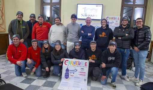 Una rappresentanza dei carristi protagonisti del Carnevale 2026 con il presidente della Fondazione Bertoni Carlo Allemano e il Sindaco di Saluzzo, Franco Demaria, (in piedi, quinto e sesto da sinistra) Una rappresentanza dei carristi protagonisti del Carnevale 2026 con il presidente della Fondazione Bertoni Carlo Allemano e il Sindaco di Saluzzo, Franco Demaria, (in piedi, quinto e sesto da sinistra)