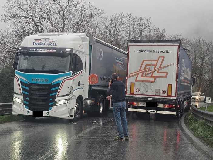 Gaiola, urto tra due tir sul ponte dell’Olla: circolazione bloccata
