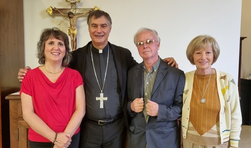 In foto il cardinale Repole a Bra con alcuni volontari del Santuario In foto il cardinale Repole a Bra con alcuni volontari del Santuario