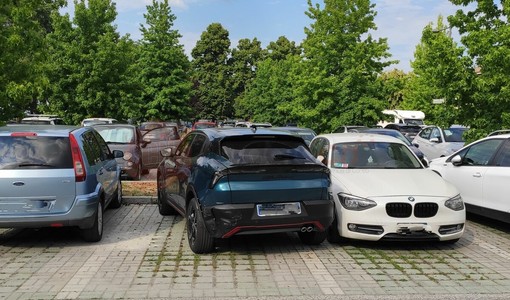 Un urto così forte da arrivare a spostarla: dopo una giornata di lavoro si ritrova con l'auto danneggiata