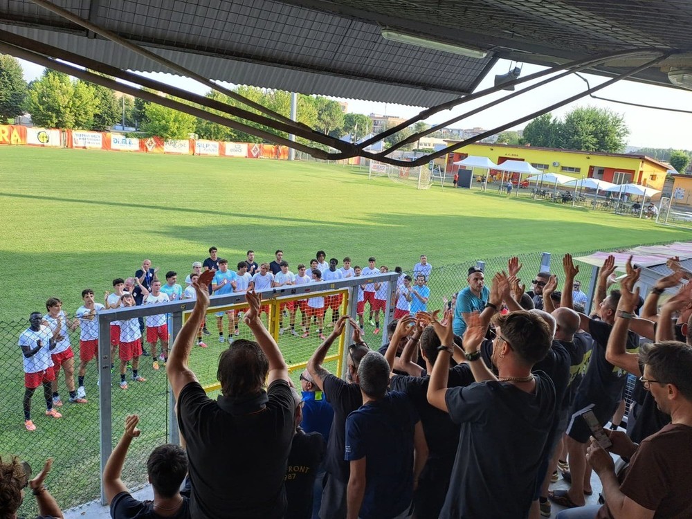 I giocatori del Bra sotto la gradinata degli ultras giallorossi