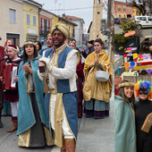 Piozzo si veste a festa per il Carnevale tra allestimenti a tema e la visita della Corte del Moro