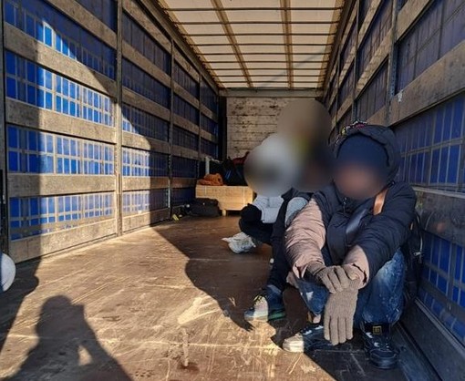 Sosta con sorpresa per un camionista sulla A6: nascosti nel rimorchio trova undici giovani migranti