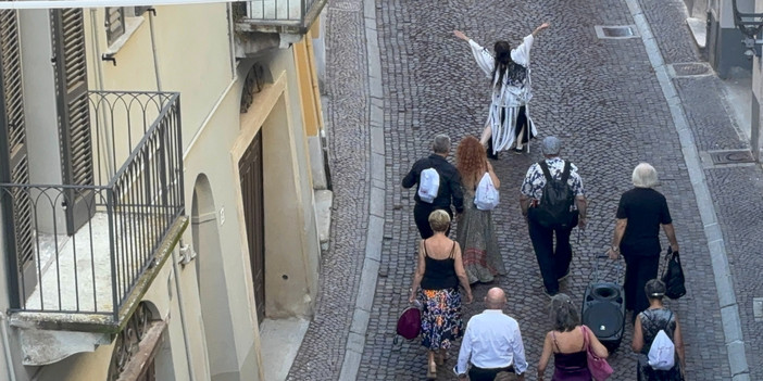 Una danzatrice in maschera sfila per le vie di Mondovì Piazza: è LiberTango [VIDEO]