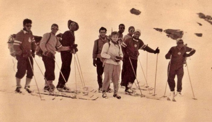 Il gruppo ai piedi del Monviso [Foto di Giusto Baudracco]