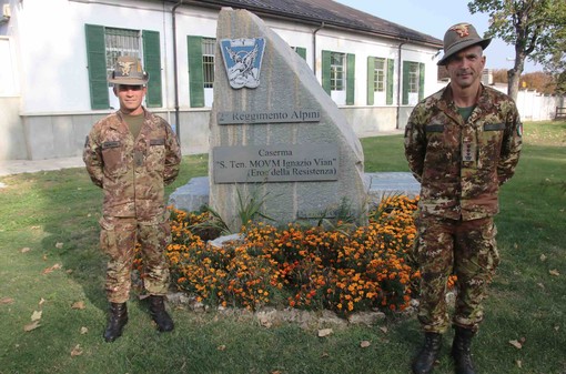 Il maggiore Caffiero e il comandante colonnello Orsi davanti al monumento intitolato a &quot;Ignazio Vian&quot;