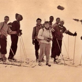 Il gruppo ai piedi del Monviso [Foto di Giusto Baudracco]