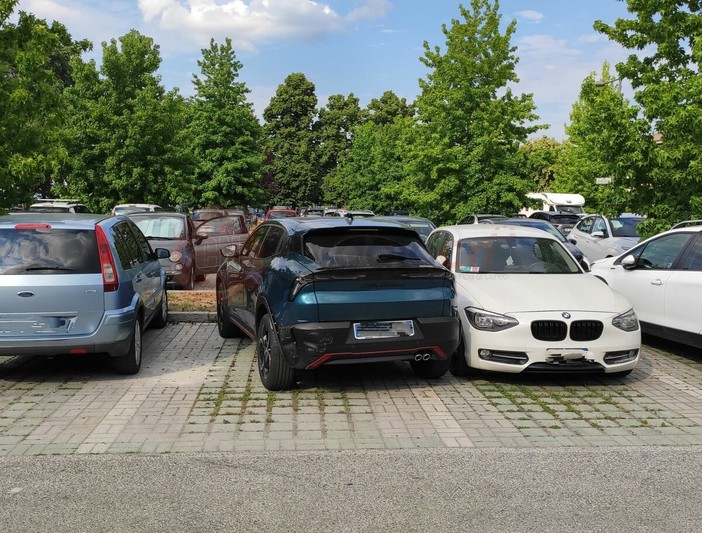 Un urto così forte da arrivare a spostarla: dopo una giornata di lavoro si ritrova con l'auto danneggiata Un urto così forte da arrivare a spostarla: dopo una giornata di lavoro si ritrova con l'auto danneggiata