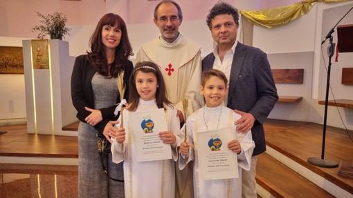 I piccoli Leonardo e Beatrice Stenta con i genitori e don Damiano
