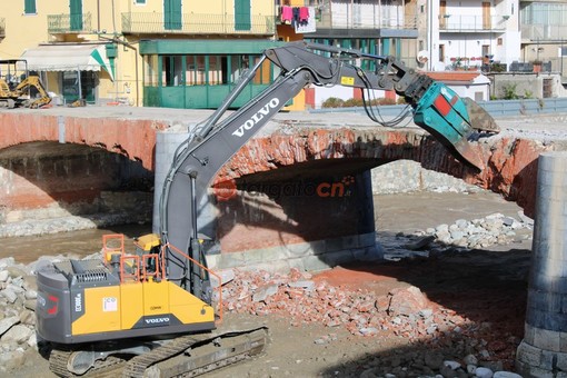 Garessio dice addio al ponte Odasso, in corso l'abbattimento della struttura (FOTO E VIDEO)