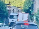 L'incrocio tra due camion blocca il traffico sulla SS 28 a Pornassio