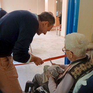 La signora Lucia, 103 anni tra pochi giorni, taglia il nastro inaugurale insieme con il direttore Luca Belvolto