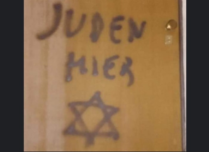 Gesto antisemita a Mondovì: stella di David e scritta &quot;Juden Hier&quot; sulla porta di casa del figlio di Lidia Rolfi