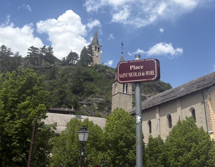 Il piccolo paese di Jausiers nella valle dell'Ubaye Il piccolo paese di Jausiers nella valle dell'Ubaye