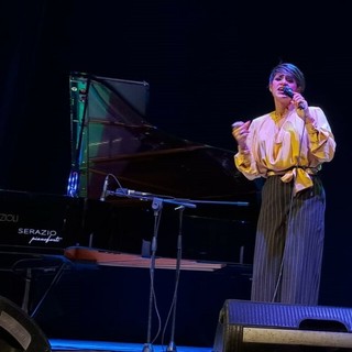 Karima accompagnata al pianoforte dal maestro Piero Frassi